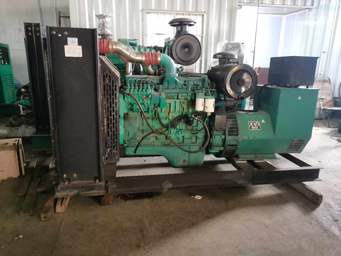 鄂温克发电机租赁如何确定电缆的承载电流是否在安全范围内？