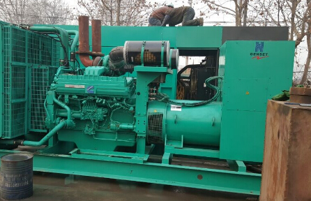 鄂温克发电机组如何判断水冷式机油散热器内部是否需要清洗？